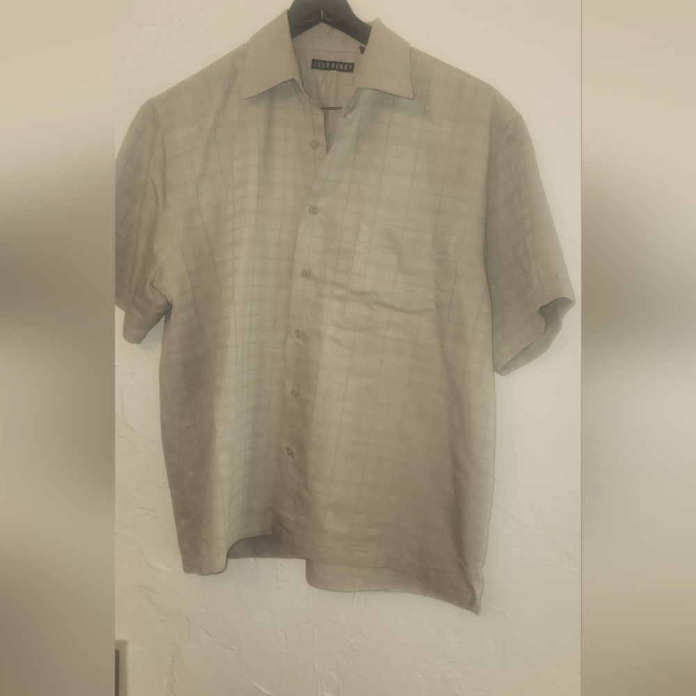 Handsome, no-tuck Men's shirt